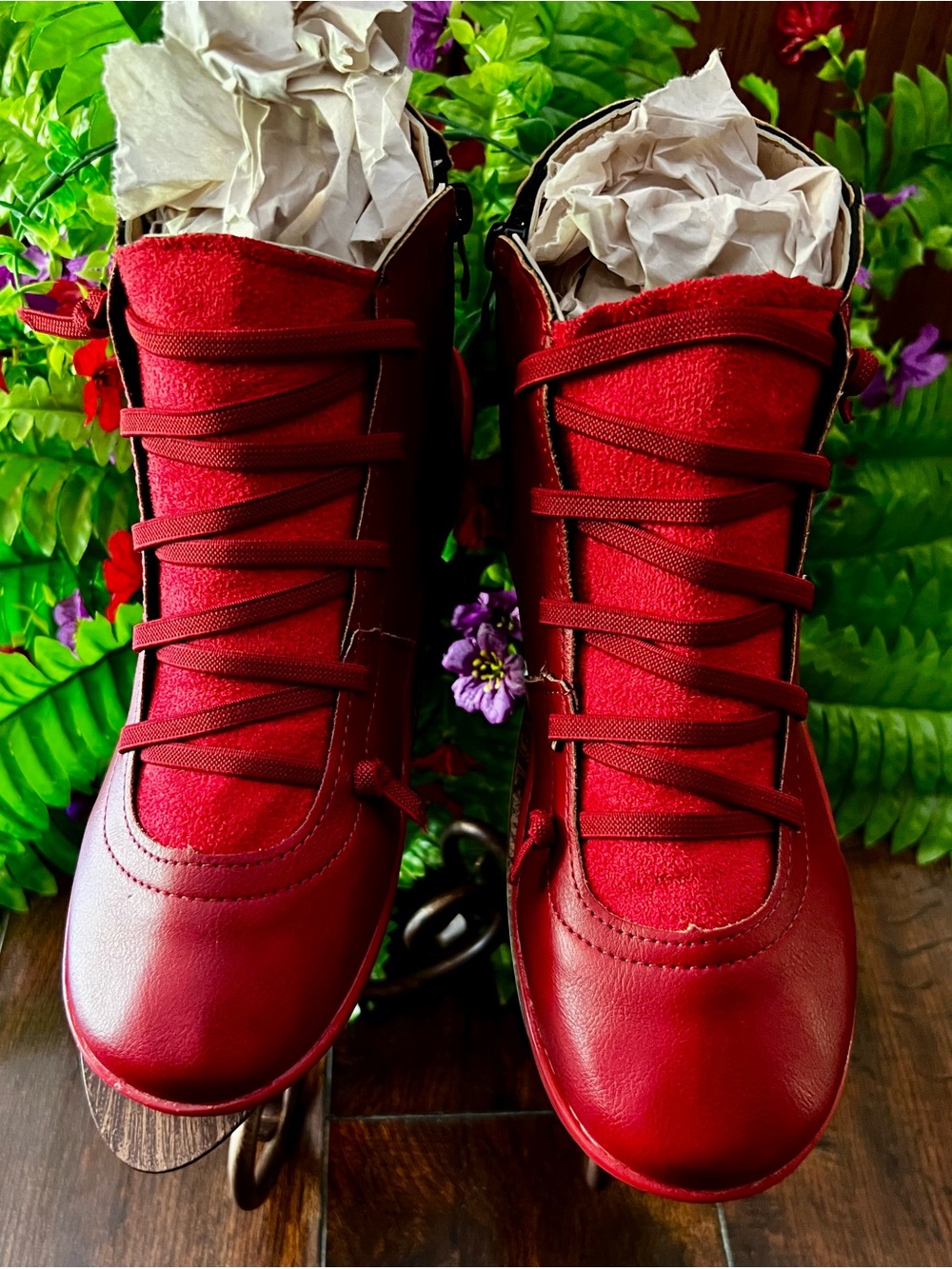 NWT WOMENS SIZE 7 RED LACE-UP CASUAL BOOTS